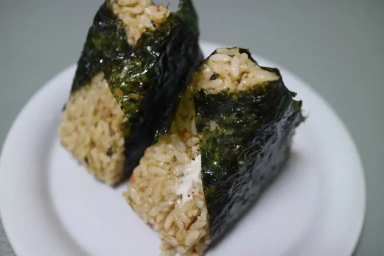 Dua potong samgak gimbap yang sudah dibuka