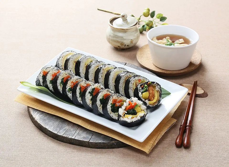 Gimbap gulung Korea yang sudah dipotong di atas piring
