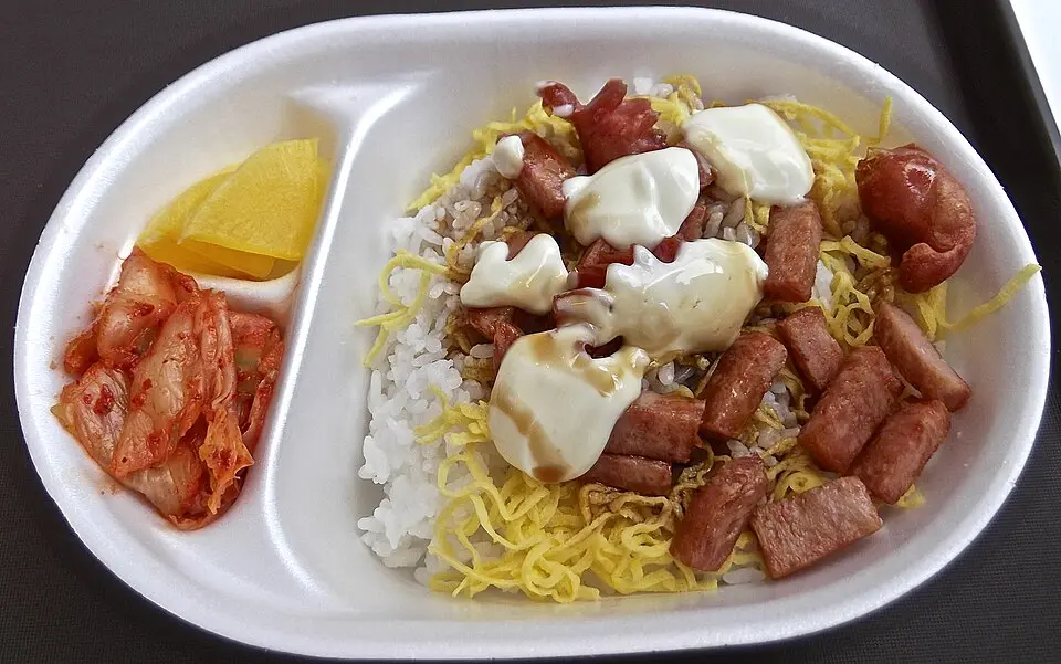 Dosirak ham Korea dengan nasi, kimchi, dan lauk