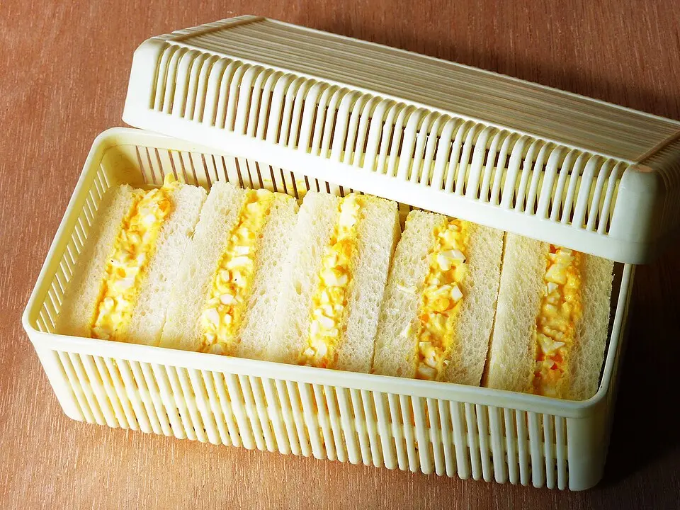 Sandwich telur disusun dalam kotak bawa pulang