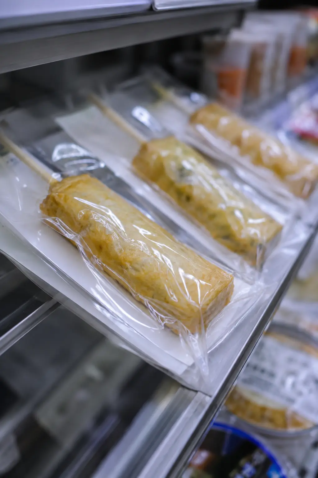 Hot bar kue ikan Korea yang dibungkus dalam rak pemanas toko serba ada