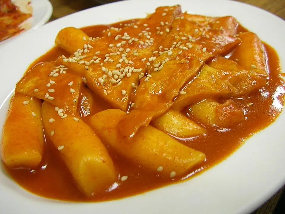 Tteokbokki Korea dengan kue beras dan kue ikan dalam saus merah