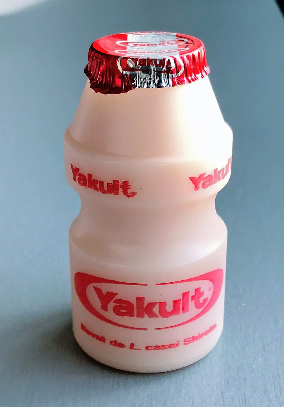 Botol kecil minuman yogurt probiotik