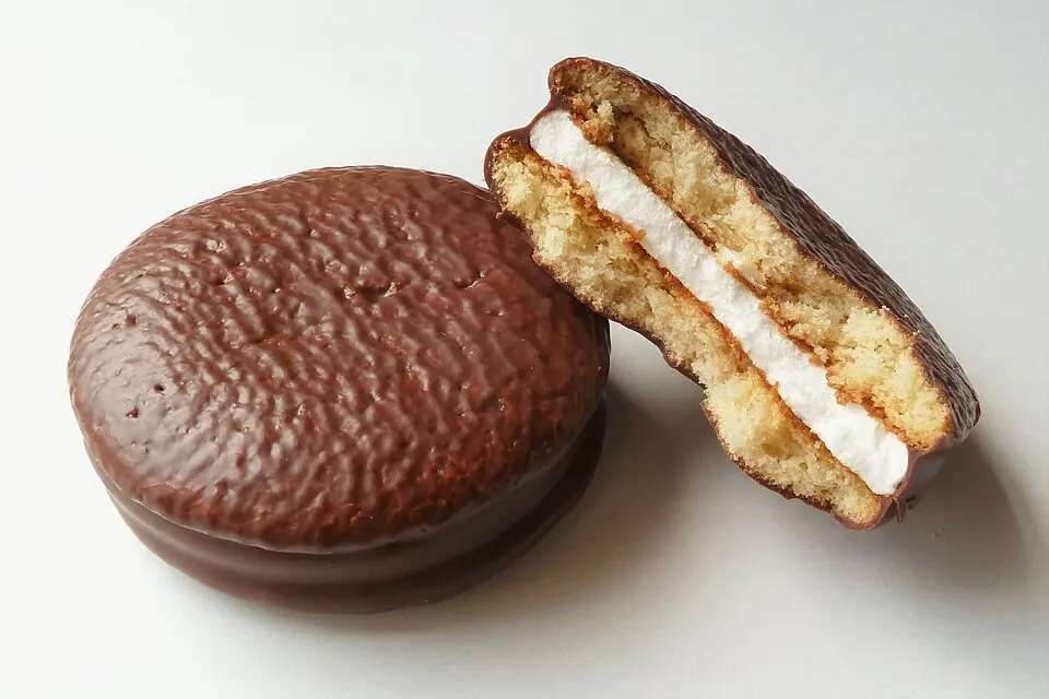 Choco pie Korea yang dibelah memperlihatkan lapisan marshmallow