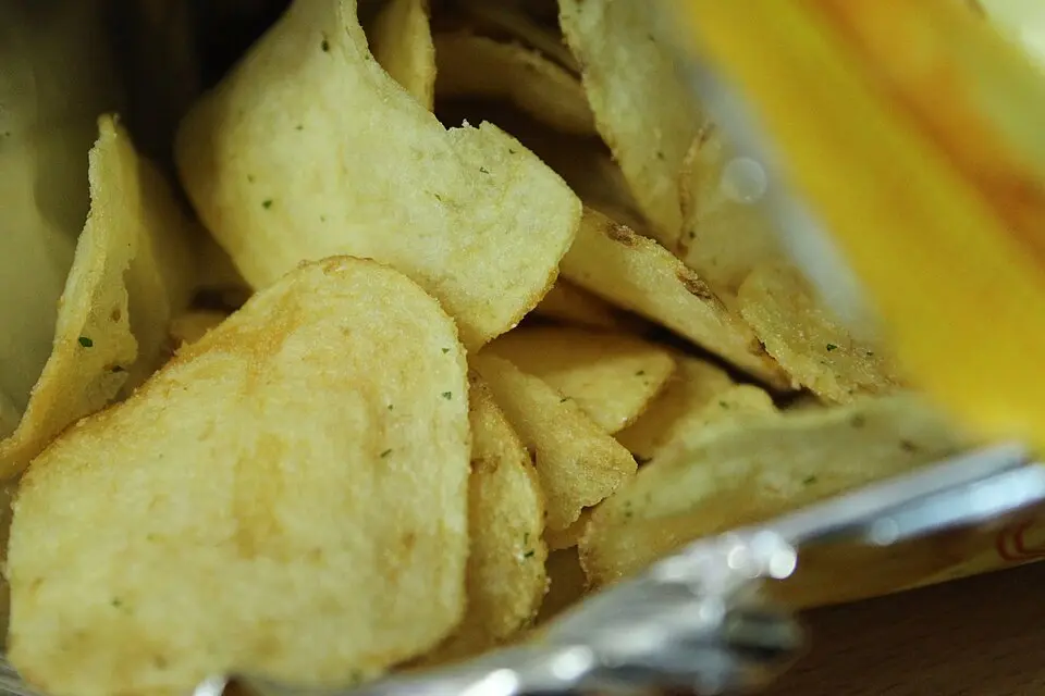 Keripik kentang madu mentega dalam kemasan terbuka