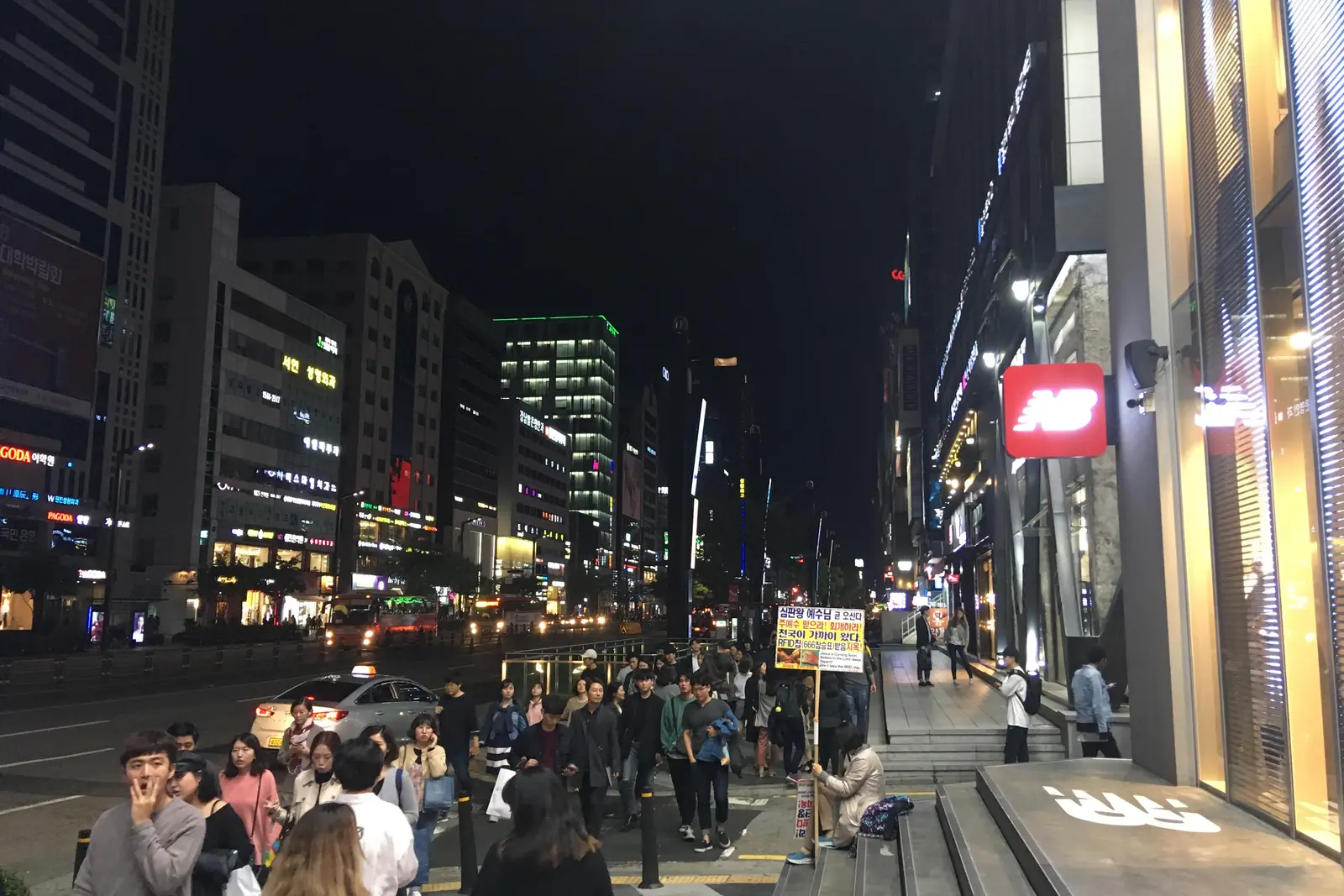 Gangnam Shopping Top 10: Three Anchor Stores and the Walking Radius Around Each