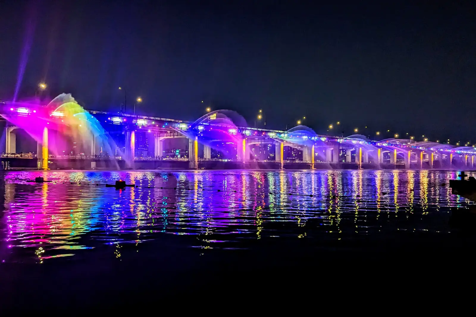 The Moonlight Rainbow Fountain illuminated across Banpo Bridge