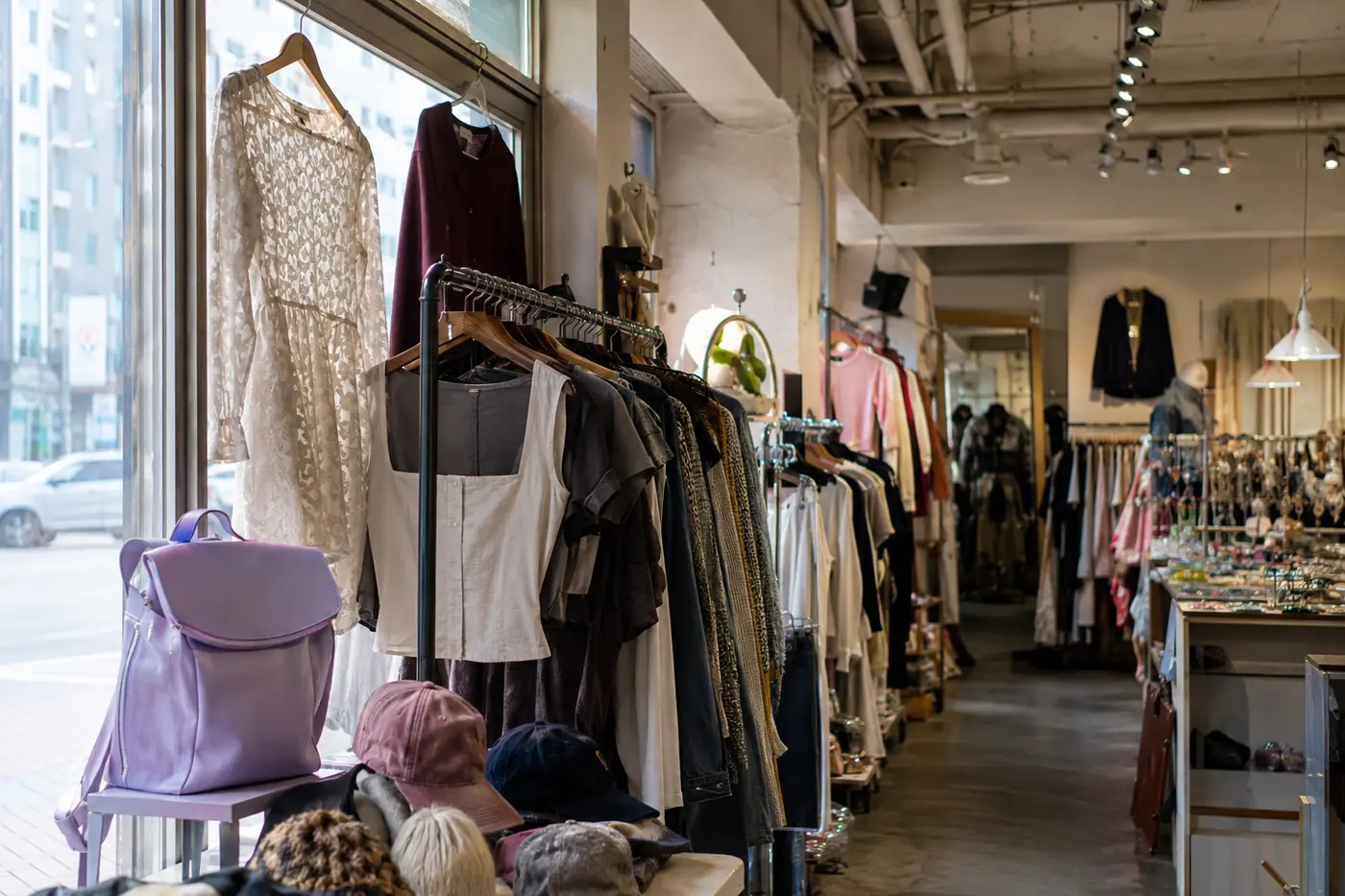 Günstige Mode und Accessoires auf Kleiderständern in einem belebten Hongdae-Laden