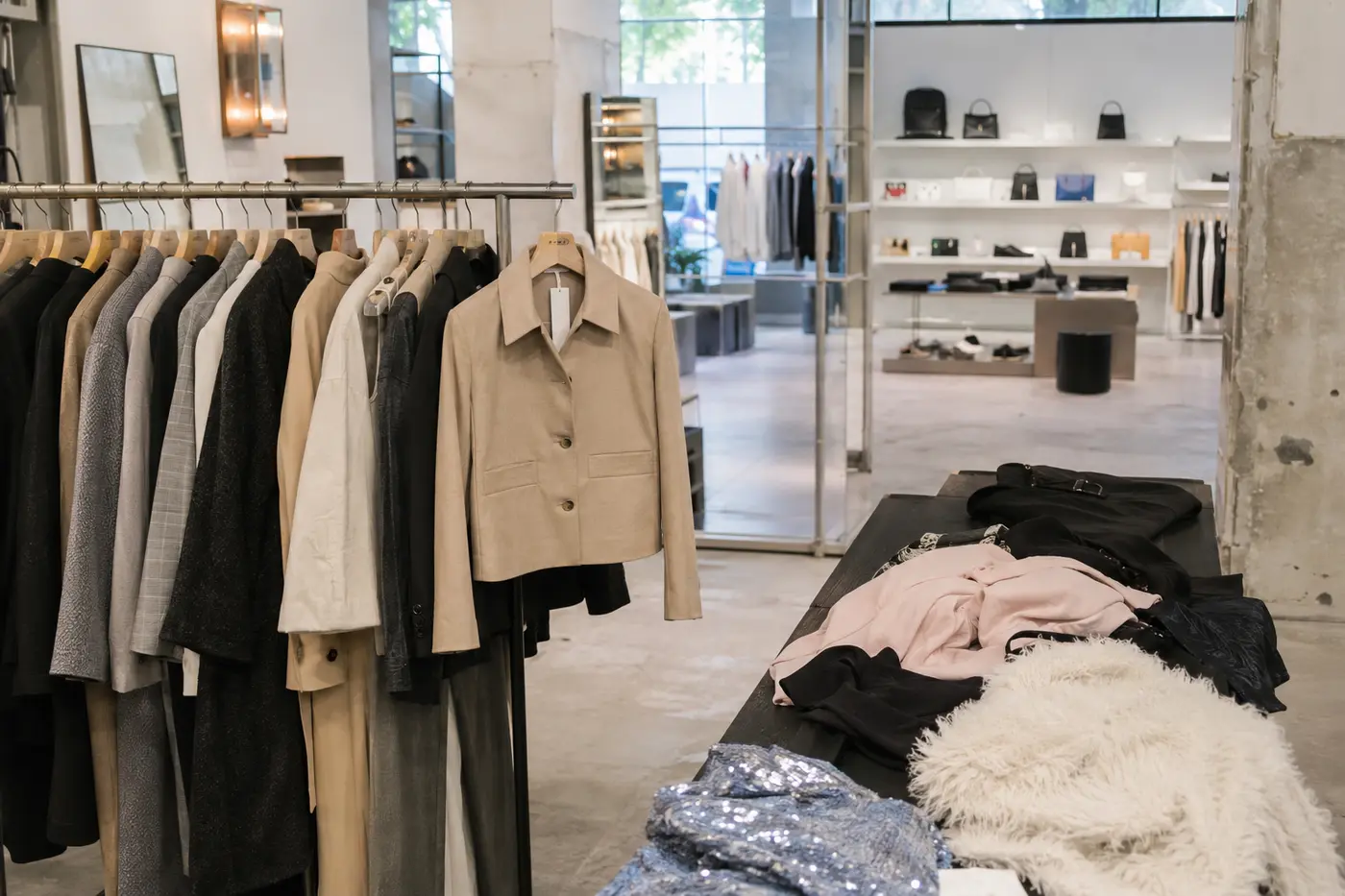 Eine sorgfältig ausgewählte koreanische Jacke neben abgelehnten Impuls-Trendteilen