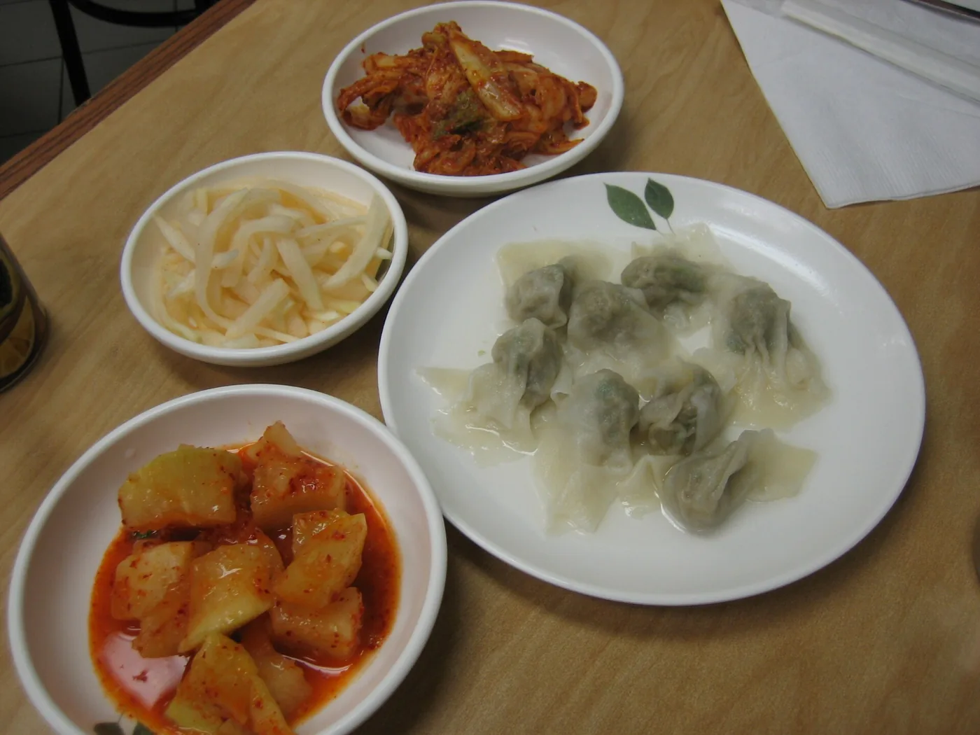 A tray of steamed Korean mandu dumplings
