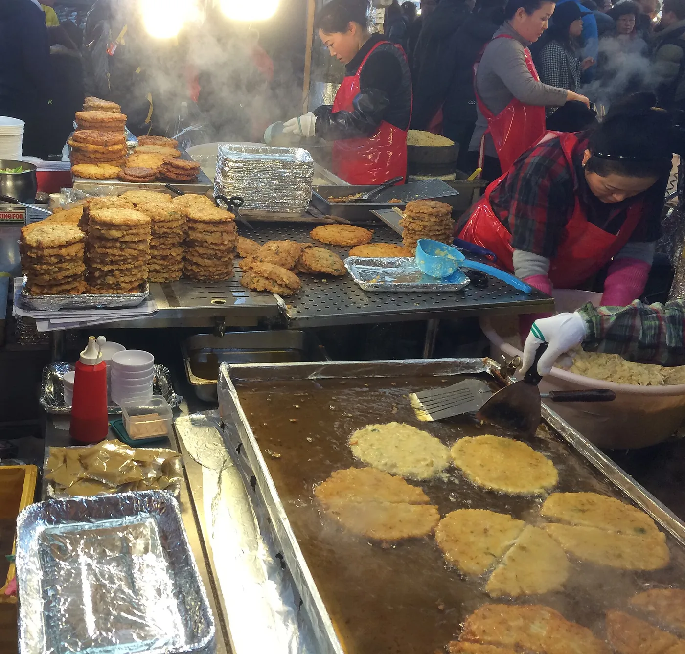 Mung-bean bindaetteok frying at a Seoul market