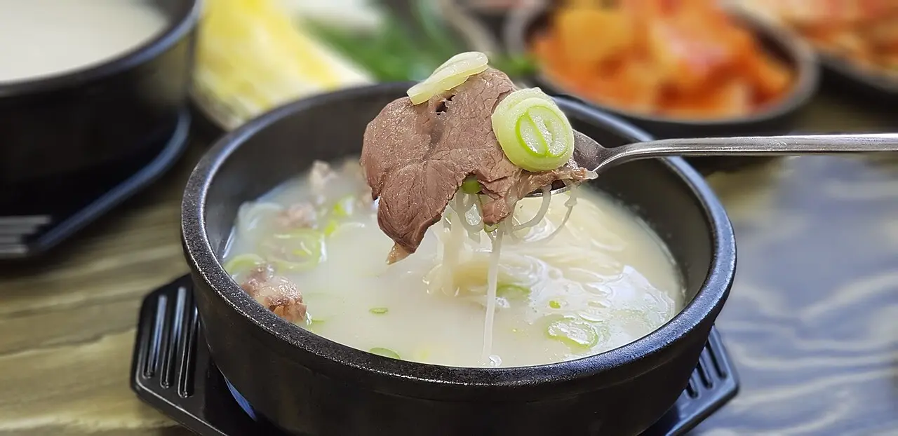 Milky seolleongtang ox-bone soup with beef and green onion