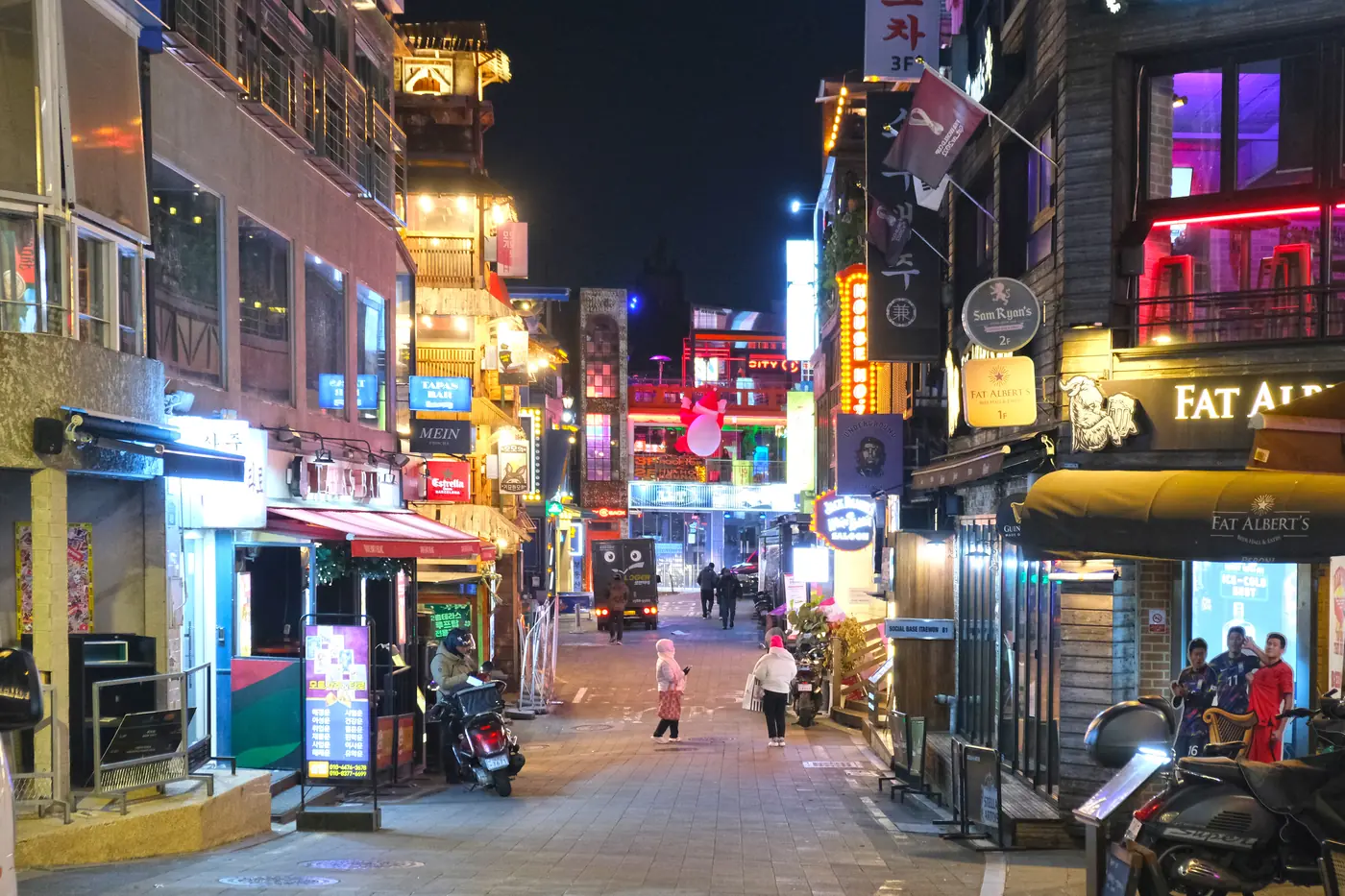 A real restaurant street in Itaewon