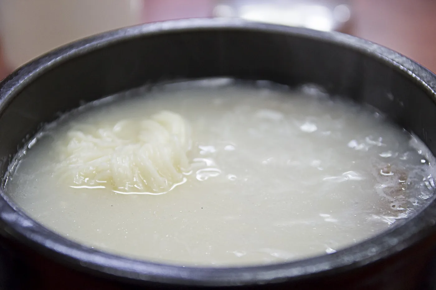 Milky seolleongtang ox-bone soup with beef and green onion