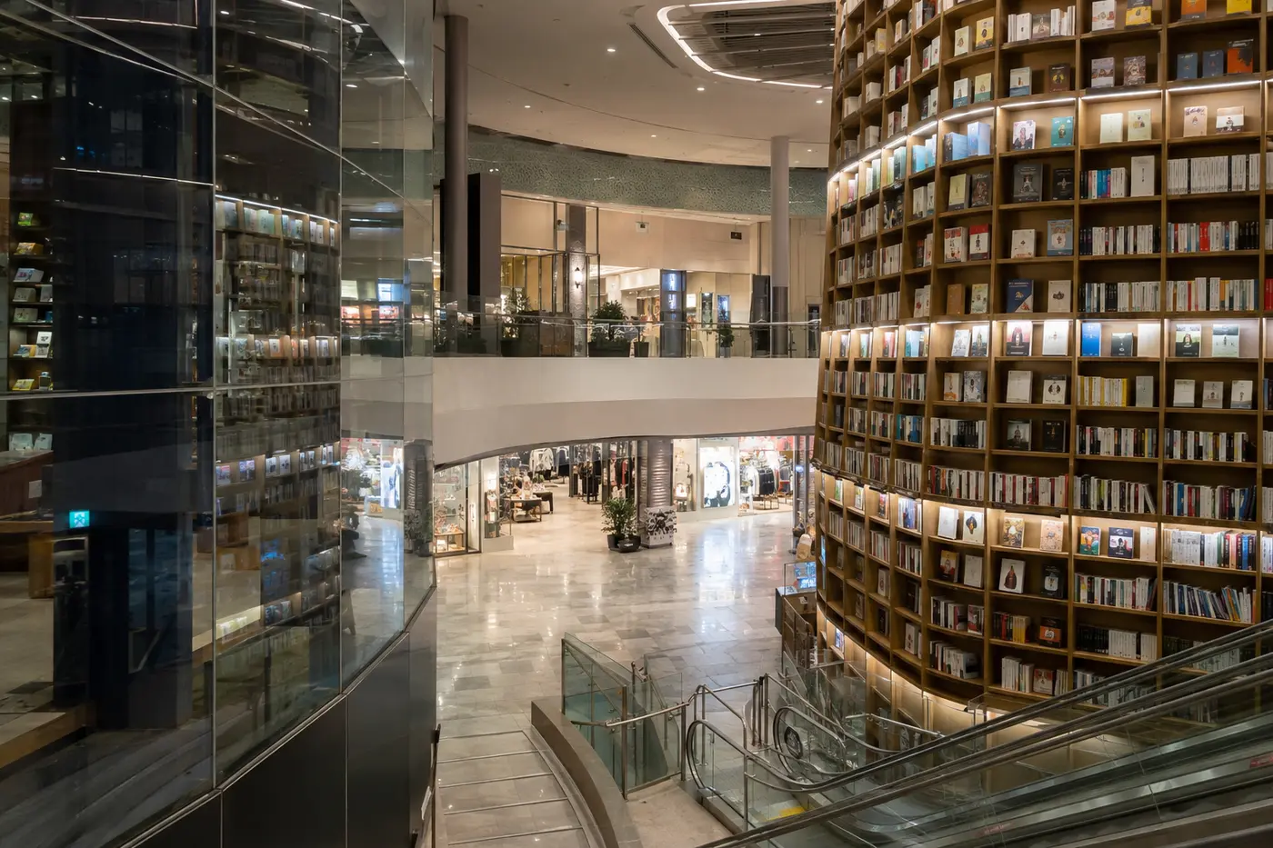 COEX Mall route connecting retail, library and department store indoors