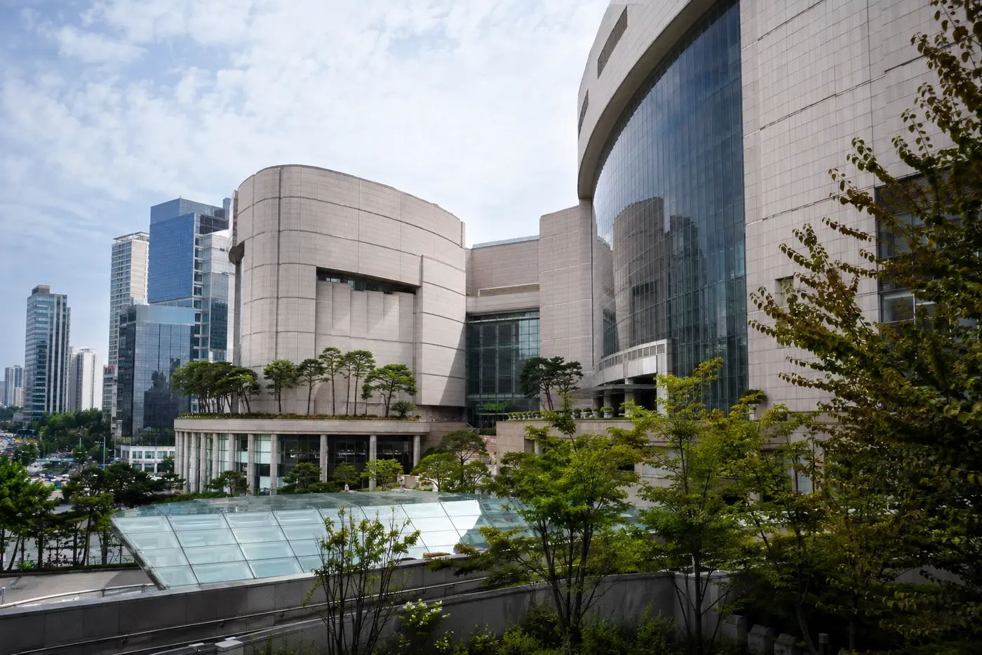 Best Department Stores and Shopping Malls in Seoul: Which One Should You Visit?