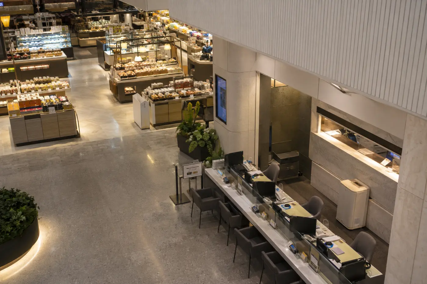 A department-store food hall, service desk and tax-refund counter in one realistic route
