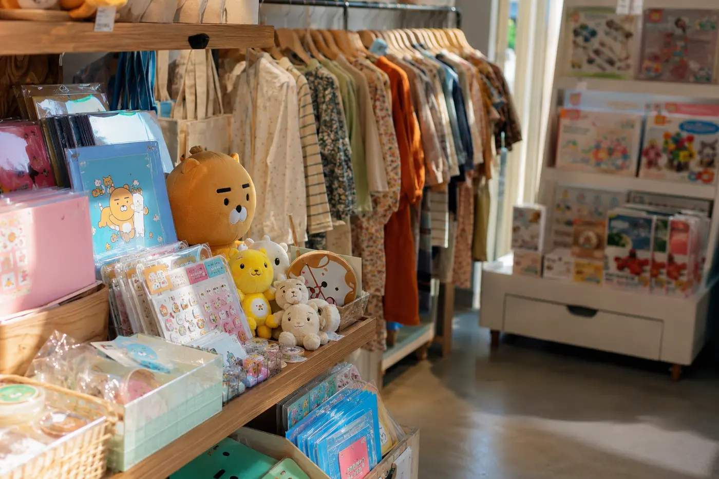 Compact Korean character goods, children’s clothing and craft kits