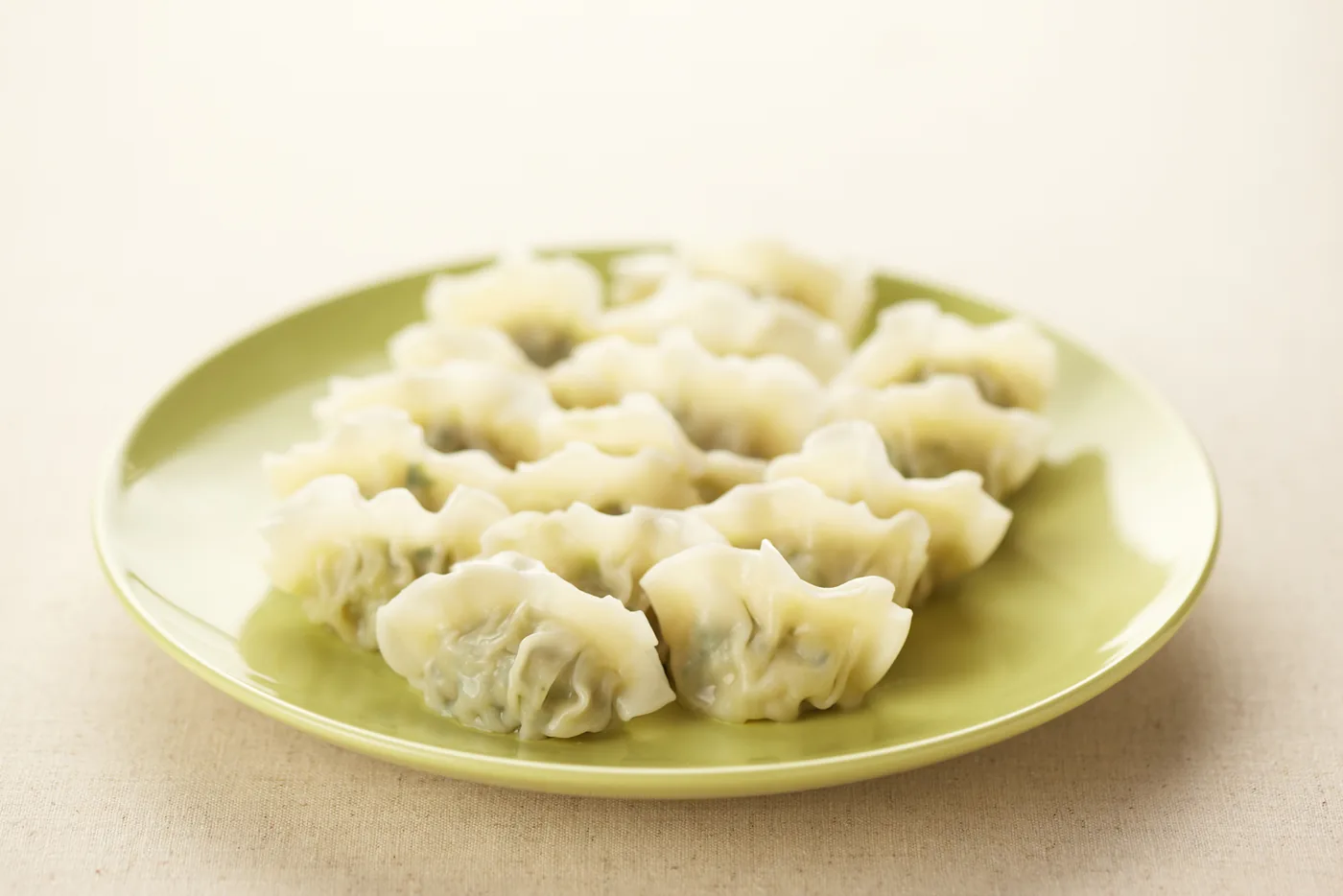 A tray of steamed Korean mandu dumplings
